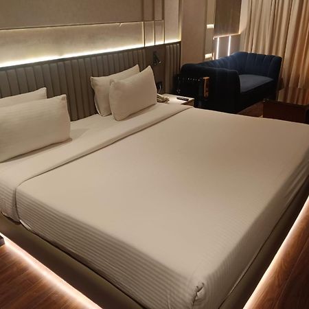 The Galgotias Hotel Gurugram Gurgaon Exteriör bild