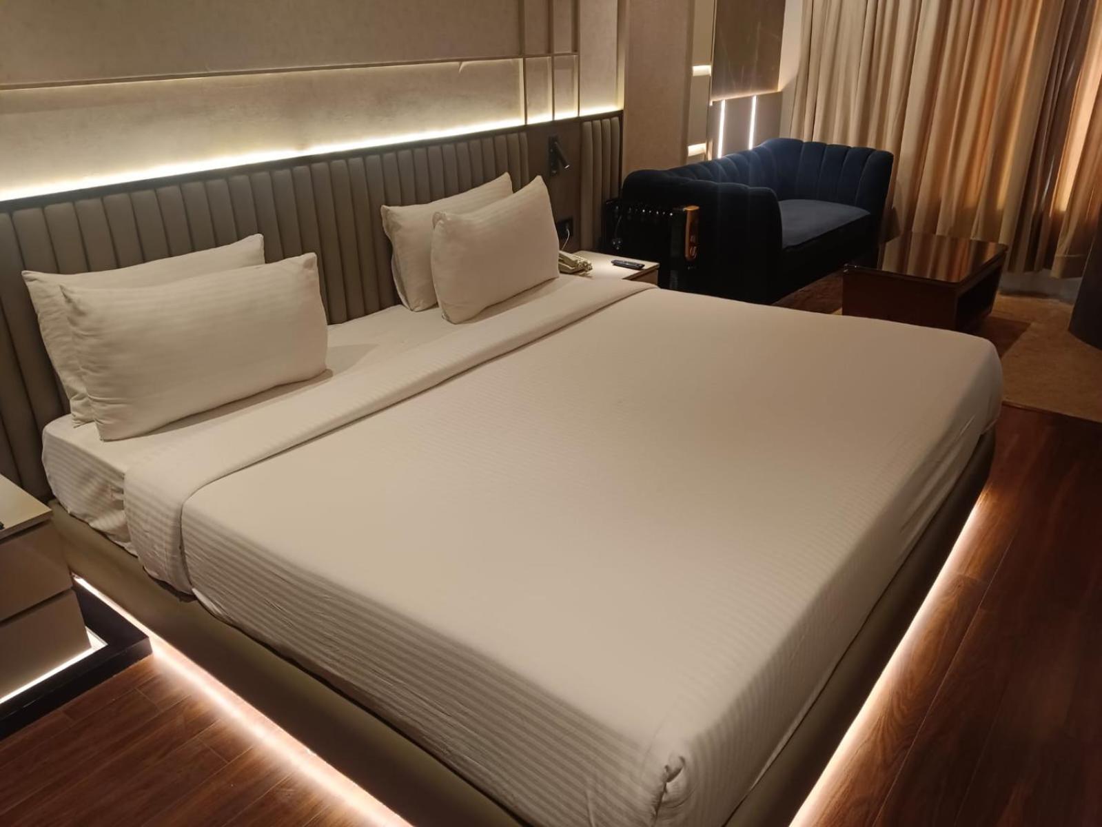 The Galgotias Hotel Gurugram Gurgaon Exteriör bild