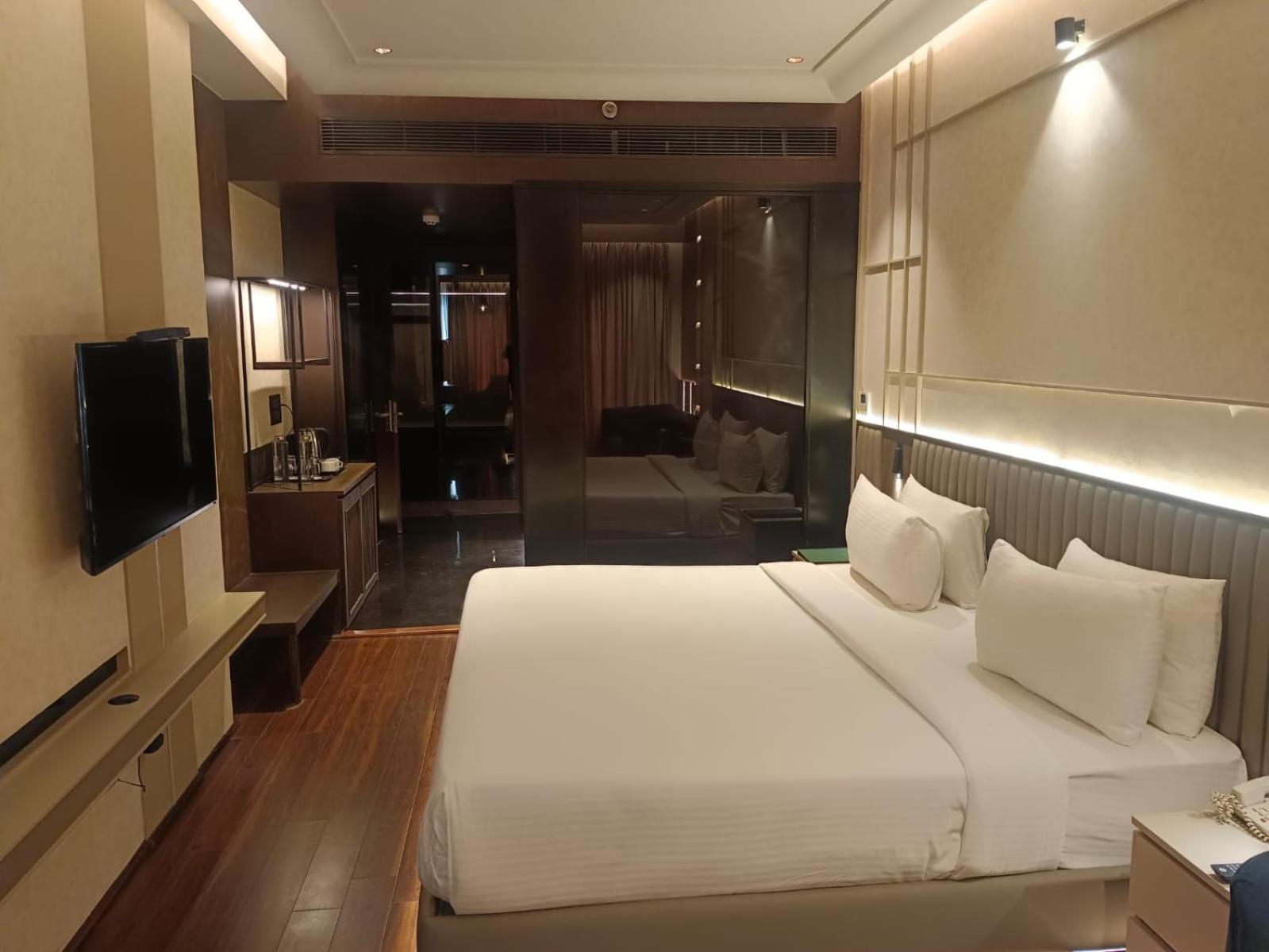 The Galgotias Hotel Gurugram Gurgaon Exteriör bild