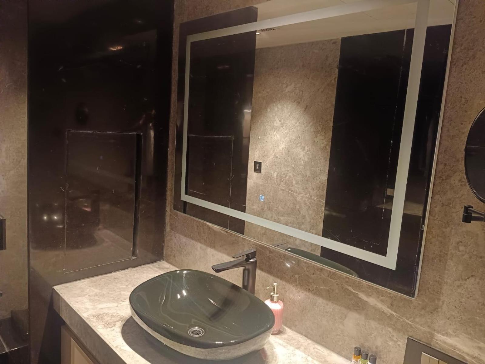The Galgotias Hotel Gurugram Gurgaon Exteriör bild