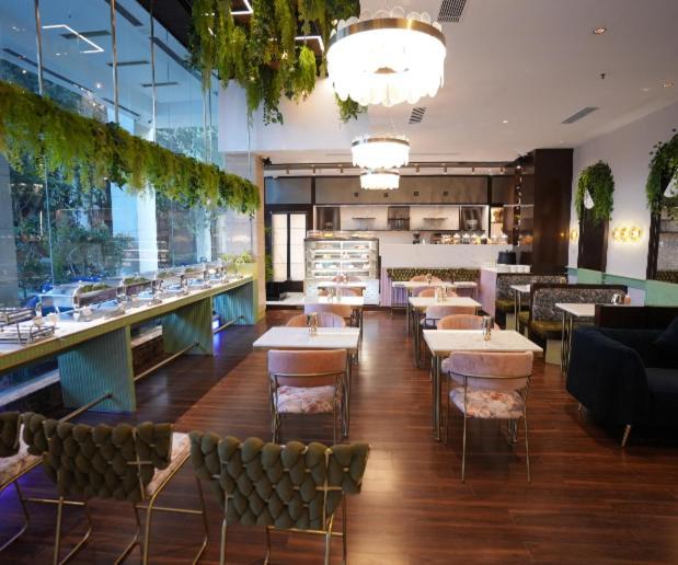 The Galgotias Hotel Gurugram Gurgaon Exteriör bild
